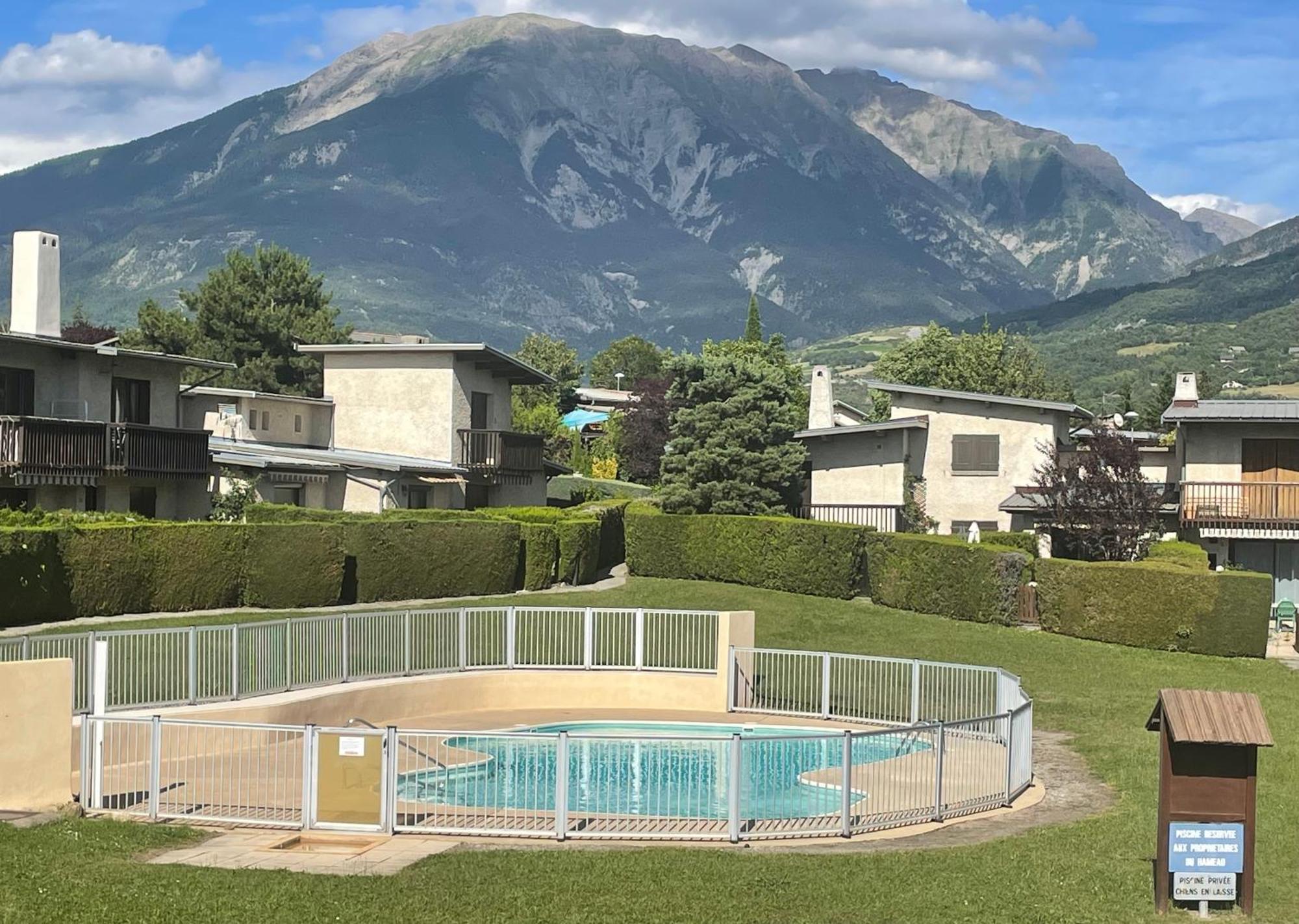 Maison Tres Agreable Avec Exterieurs, Bien Situee Au Plan D'Eau Эмбрён Экстерьер фото