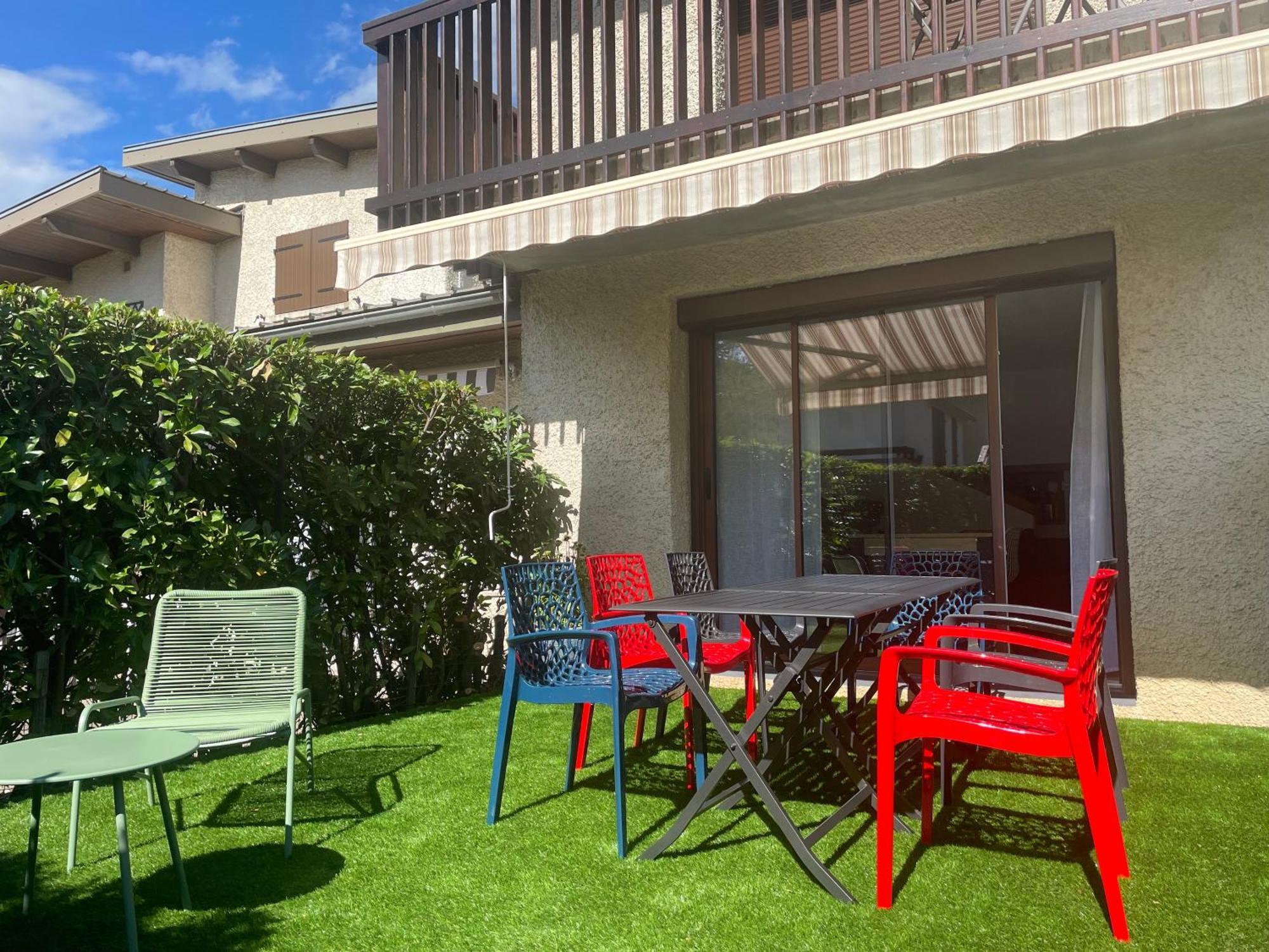 Maison Tres Agreable Avec Exterieurs, Bien Situee Au Plan D'Eau Эмбрён Экстерьер фото