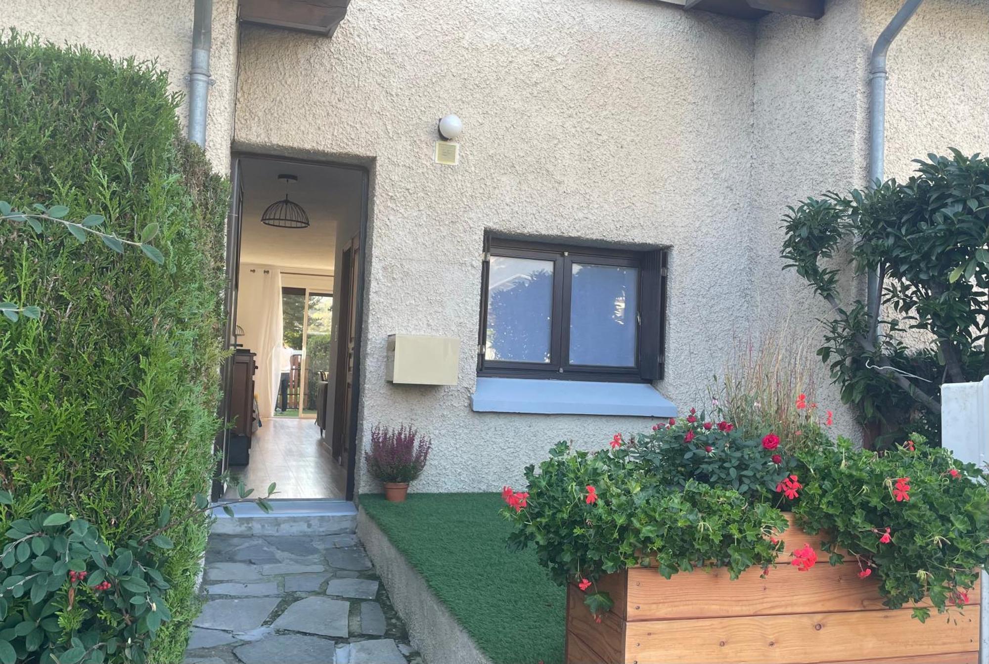 Maison Tres Agreable Avec Exterieurs, Bien Situee Au Plan D'Eau Эмбрён Экстерьер фото